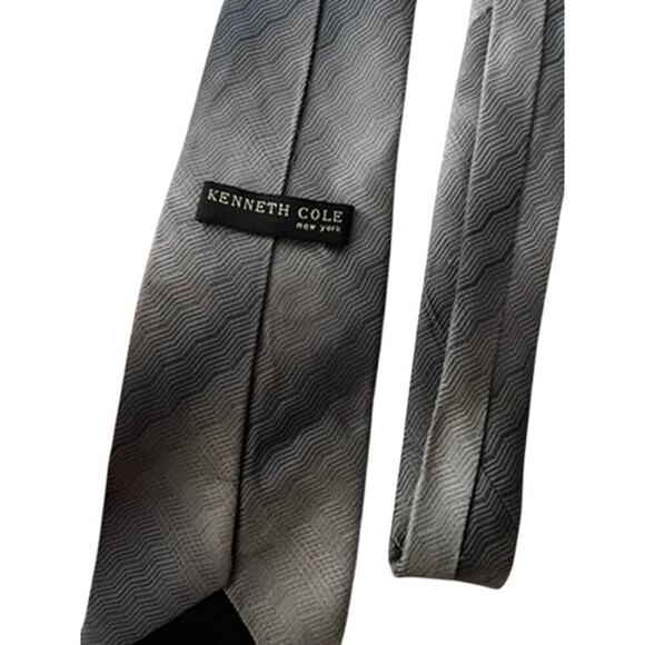 EUC Kenneth Cole Reaction mens tie 100% silk handmade wavelike pattern - Picture 1 of 7